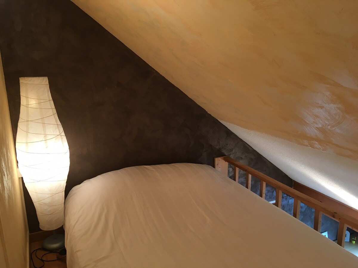 Une chambre 2 avec mezzanine dans maison calme.