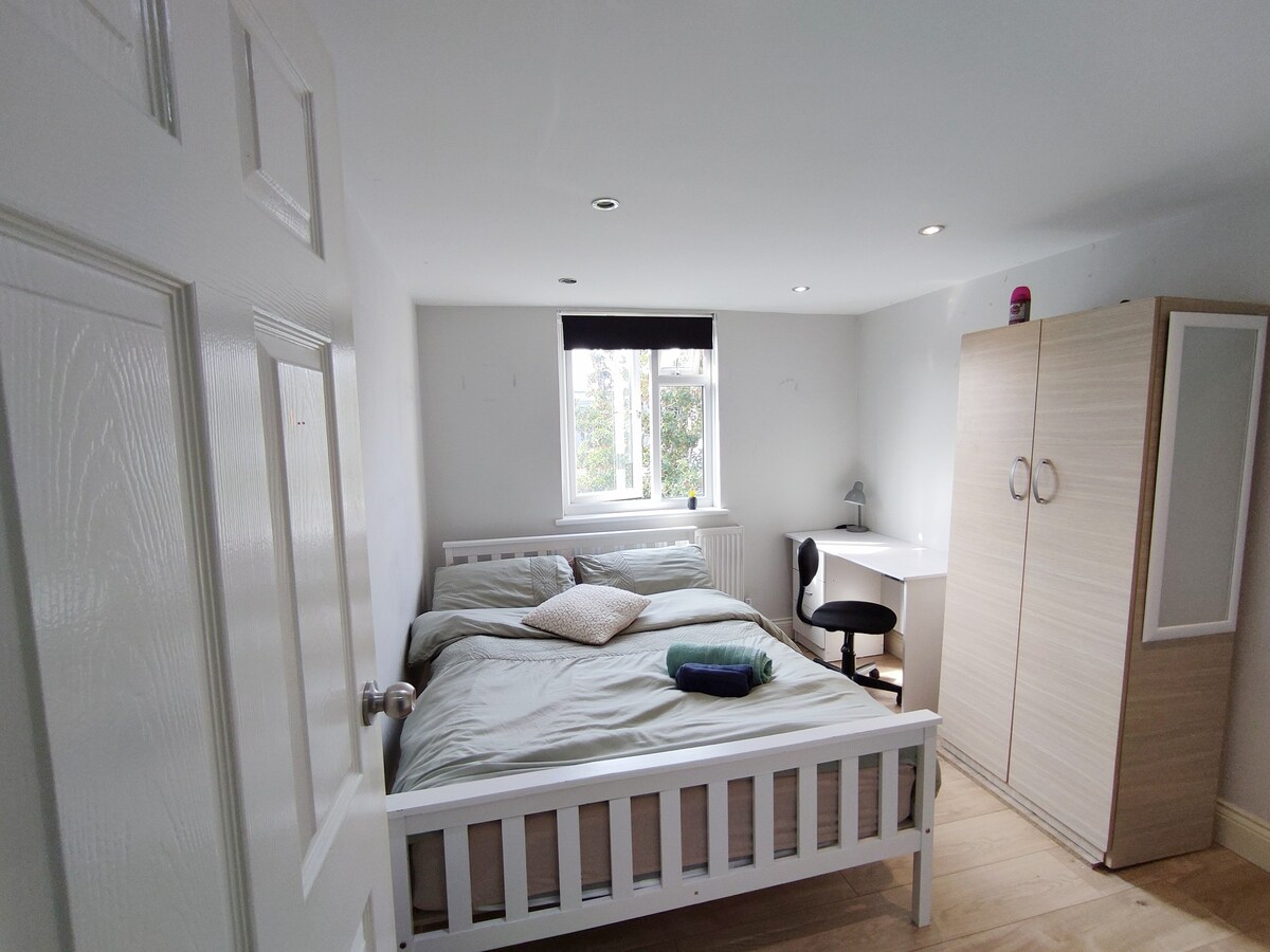 Bright Lovely Sustainable Modern Double Bed Room