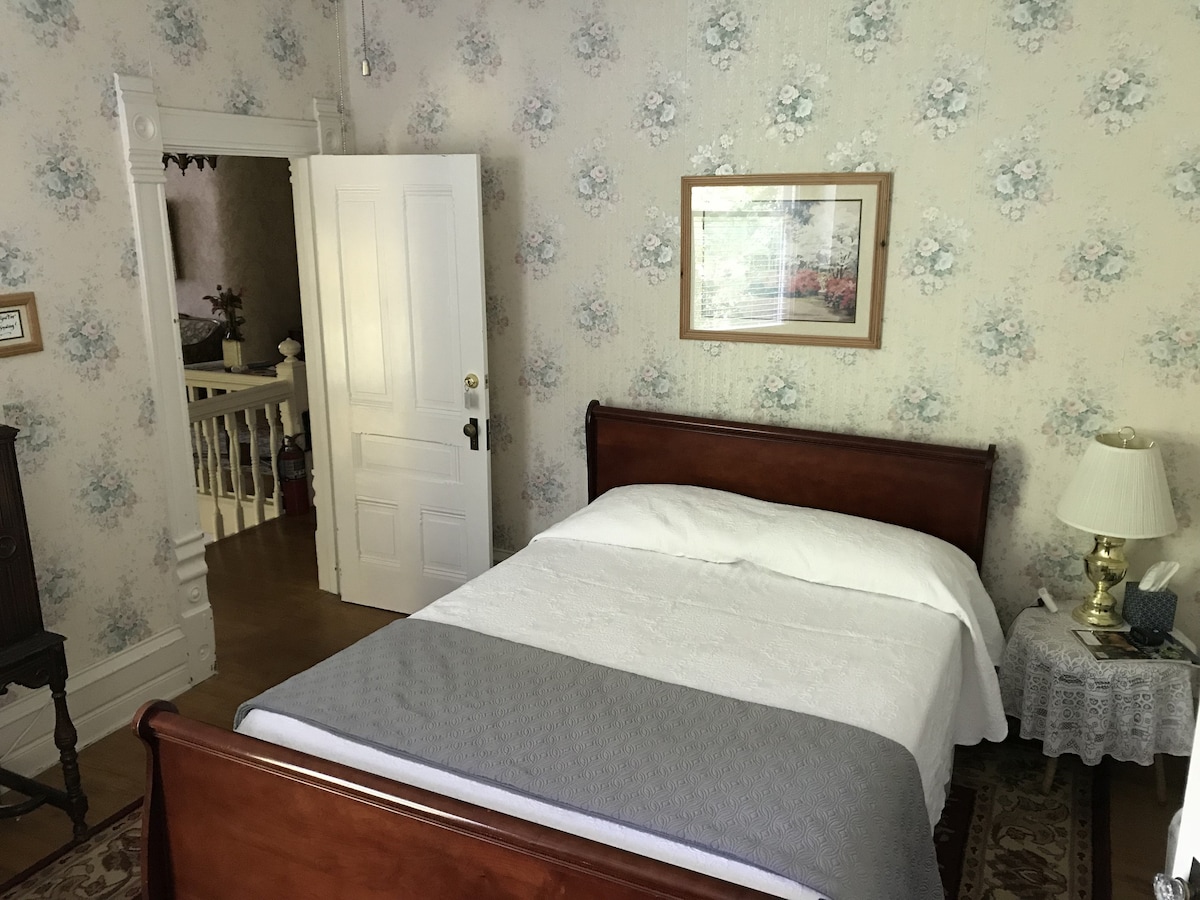 Charming Victorian B&B -Louisa May Alcott Room