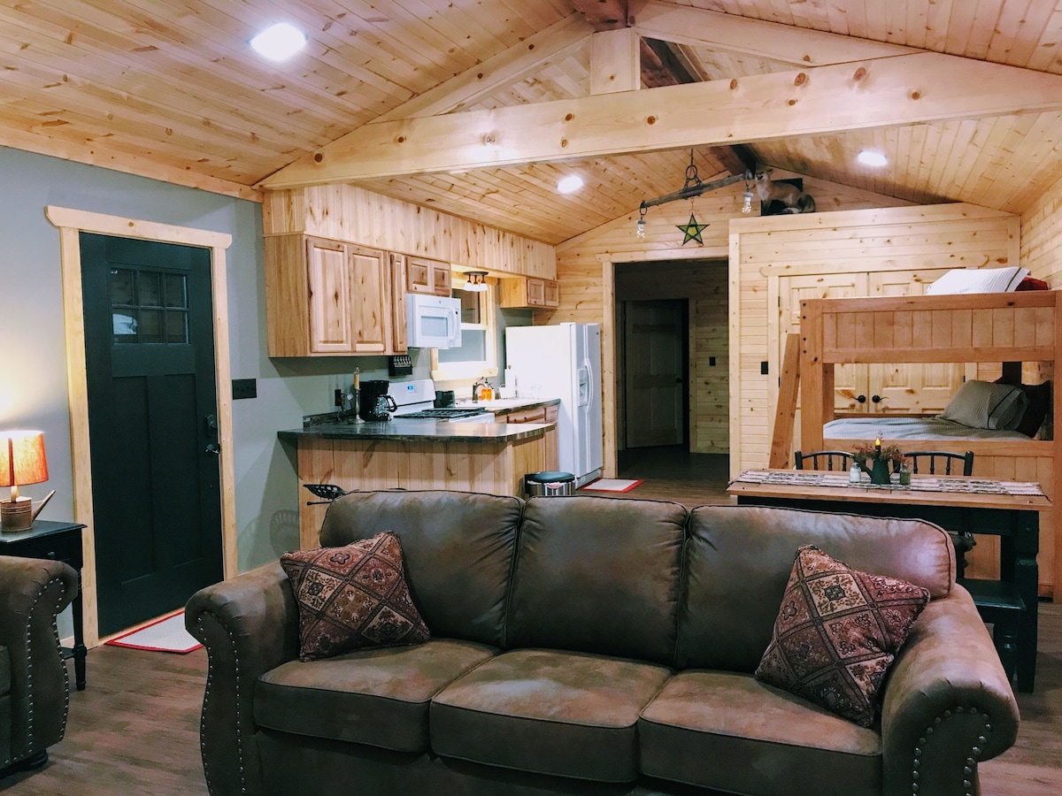 Whispering Pines Cabins & Outfitting-Farmhouse