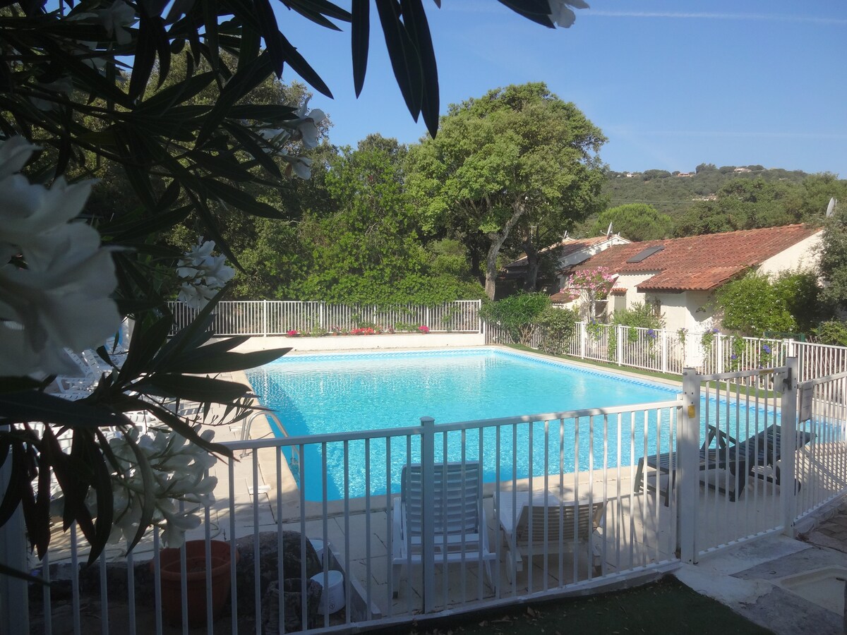 mini villa 2 pers dans résidence avec piscine