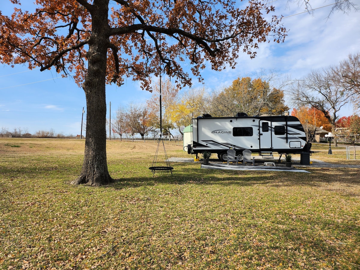 Glamping Getaway with a great view of the pond!