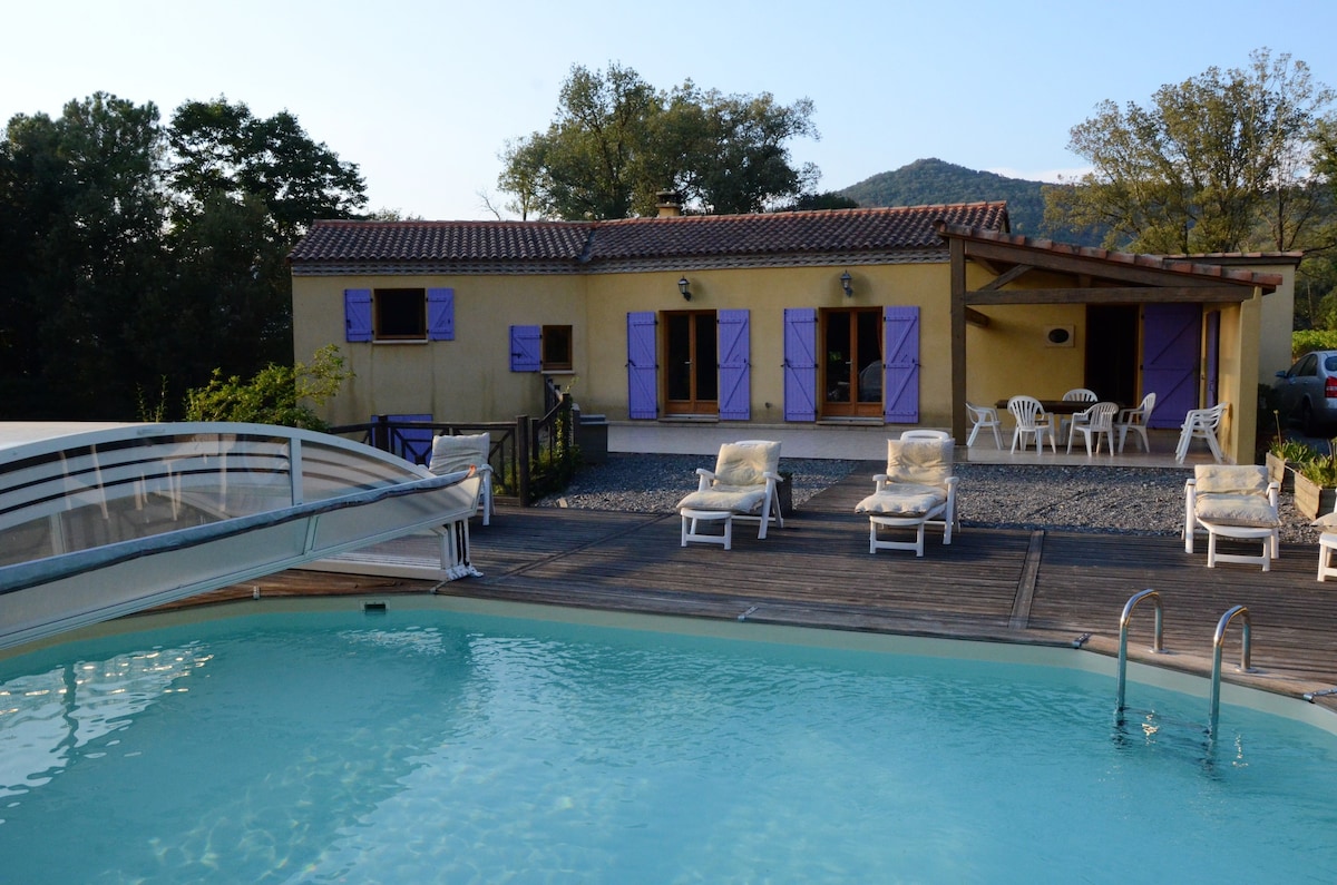Villa 10 km away from the beach with swimming-pool