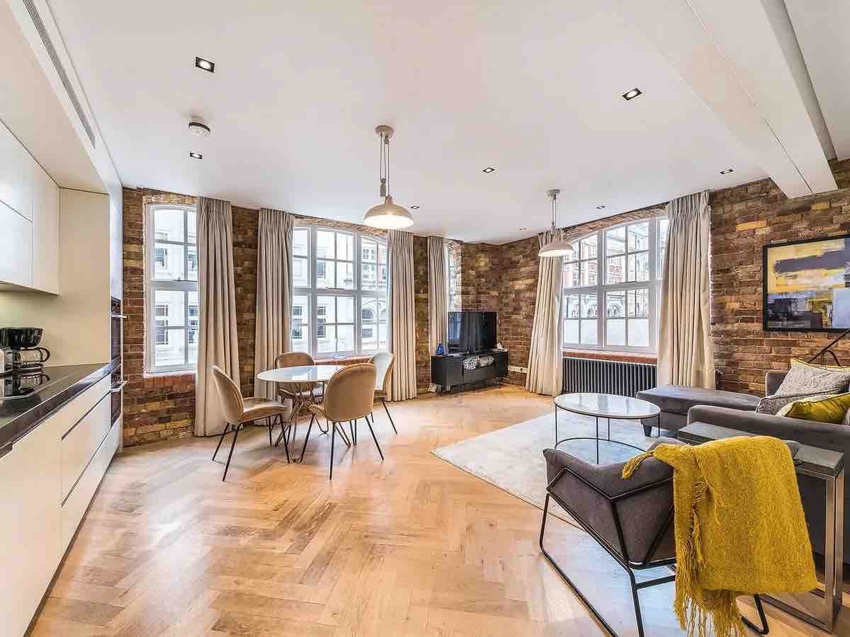 Covent Garden Station - Charming 2BR 2BA Retreat