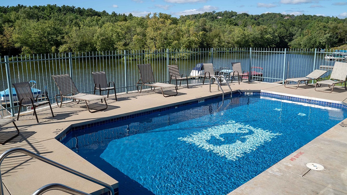 *泳池/热水浴缸| Riverwalk Retreat @ Dells Vacay |舒适的2居室公寓|令人惊叹的景观|威斯康星州市中心