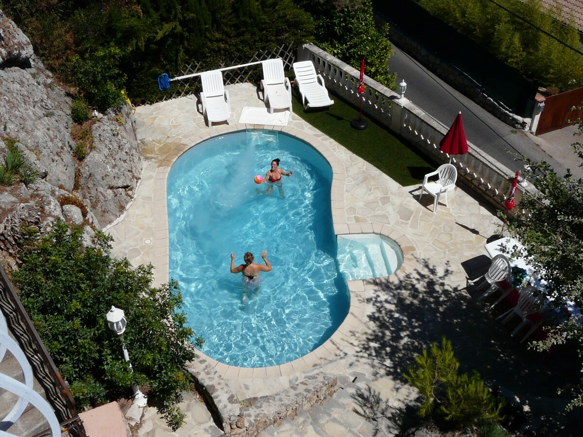靠近尼斯公寓，可欣赏全景和泳池景观。