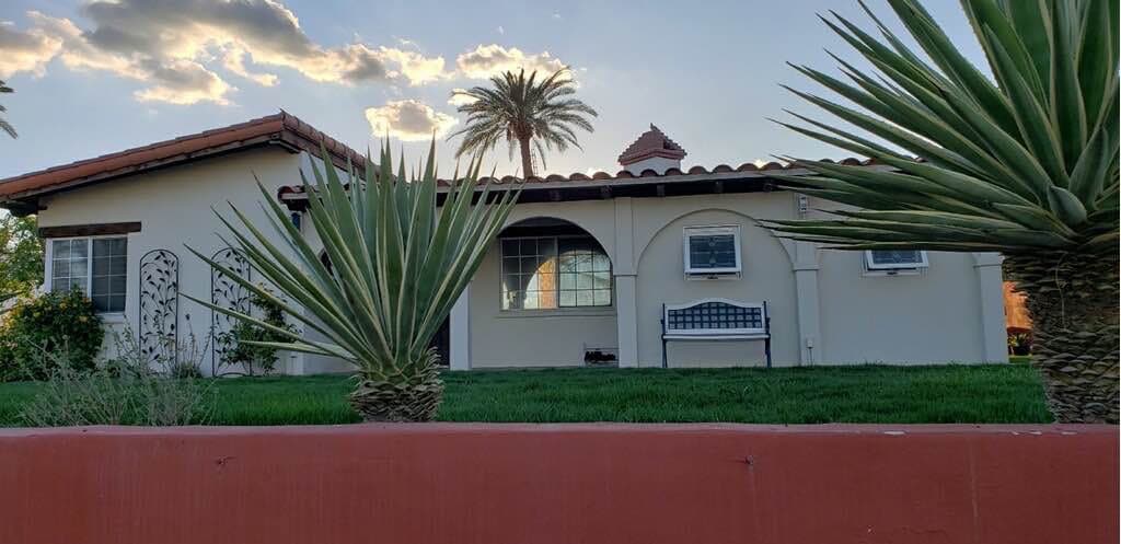 Coachella Estate with clubhouse & pool & spas