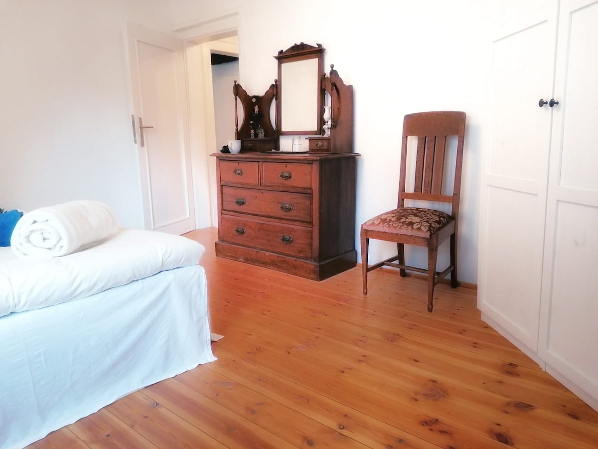 配备家具的房间，位于老式半木制房屋内