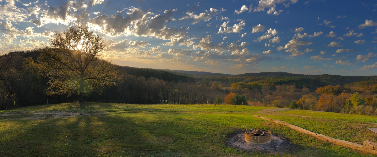 Kickapoo Ridge Cabin with Hot Tub Views