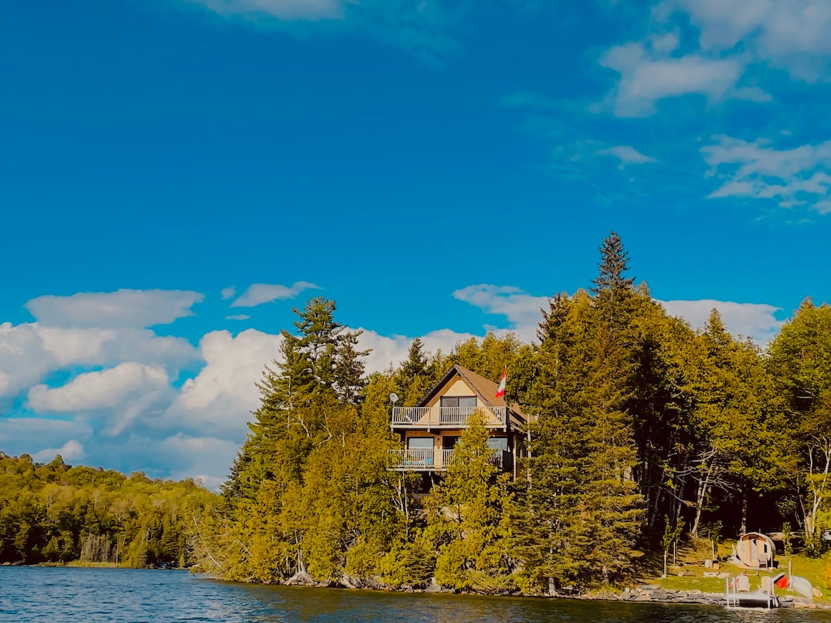 Four Season Cottage with Wood Burning Sauna