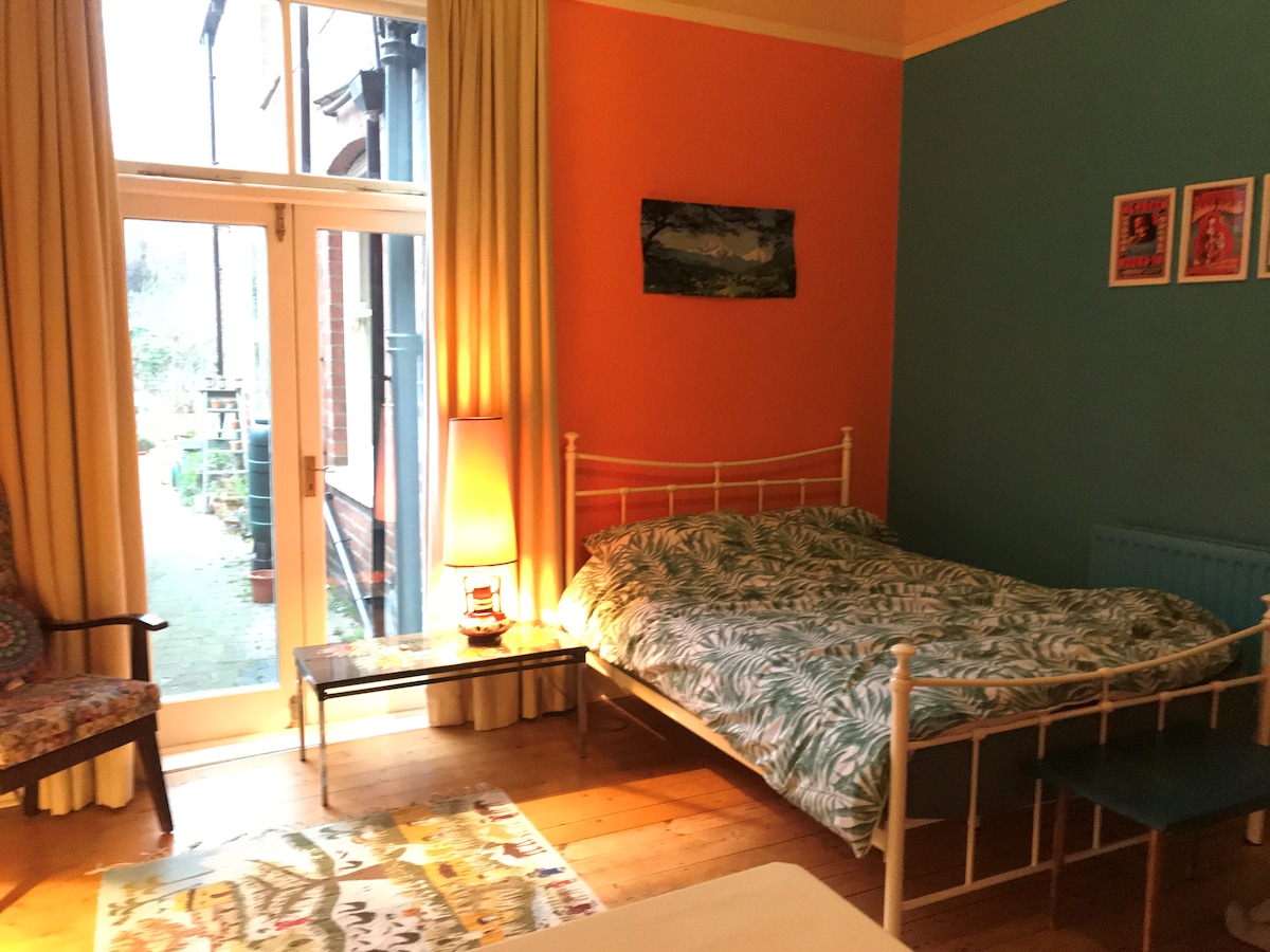 Double bedroom and study with garden access