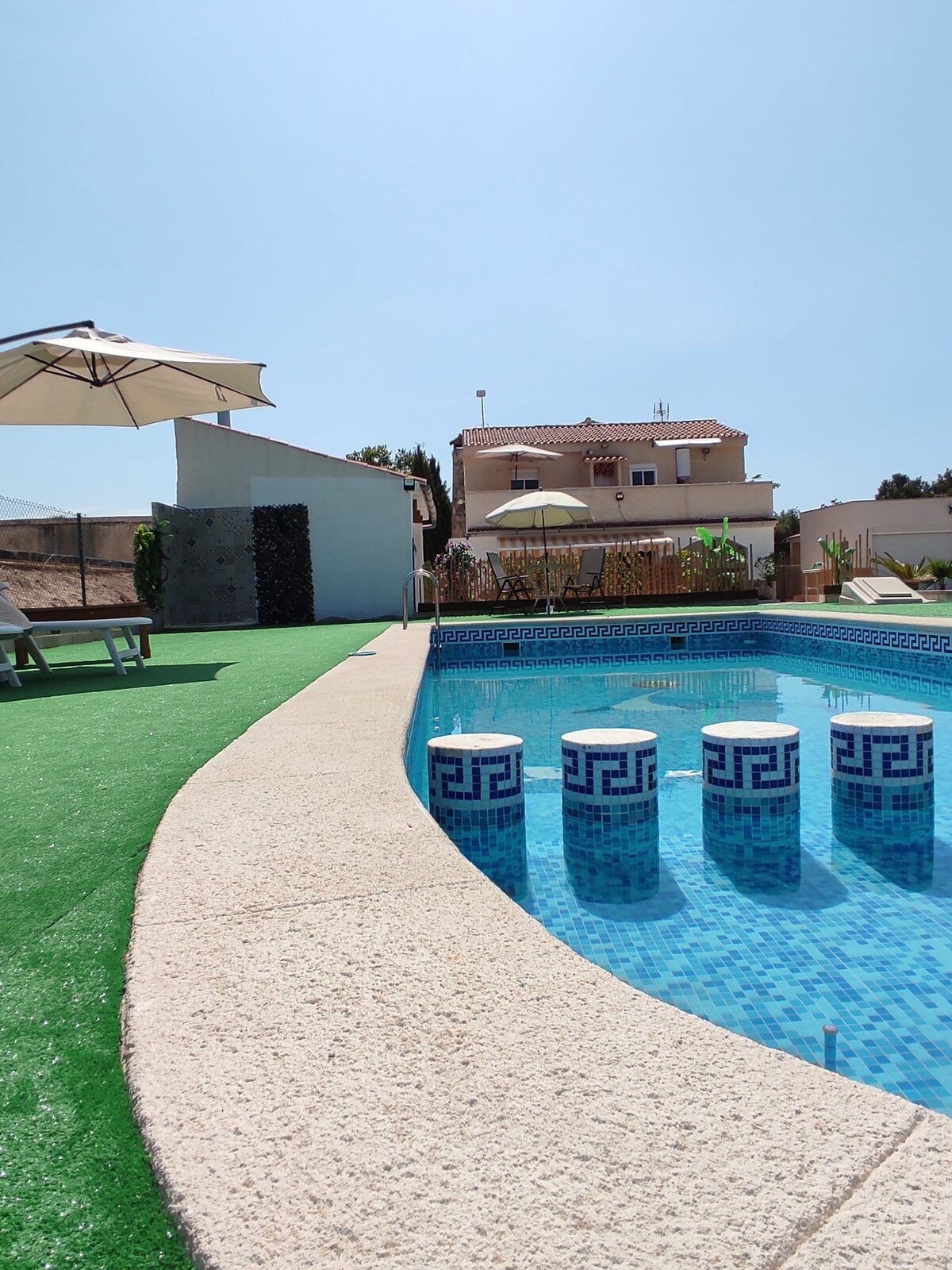 Appartamento in villa con patio, piscina e giochi
