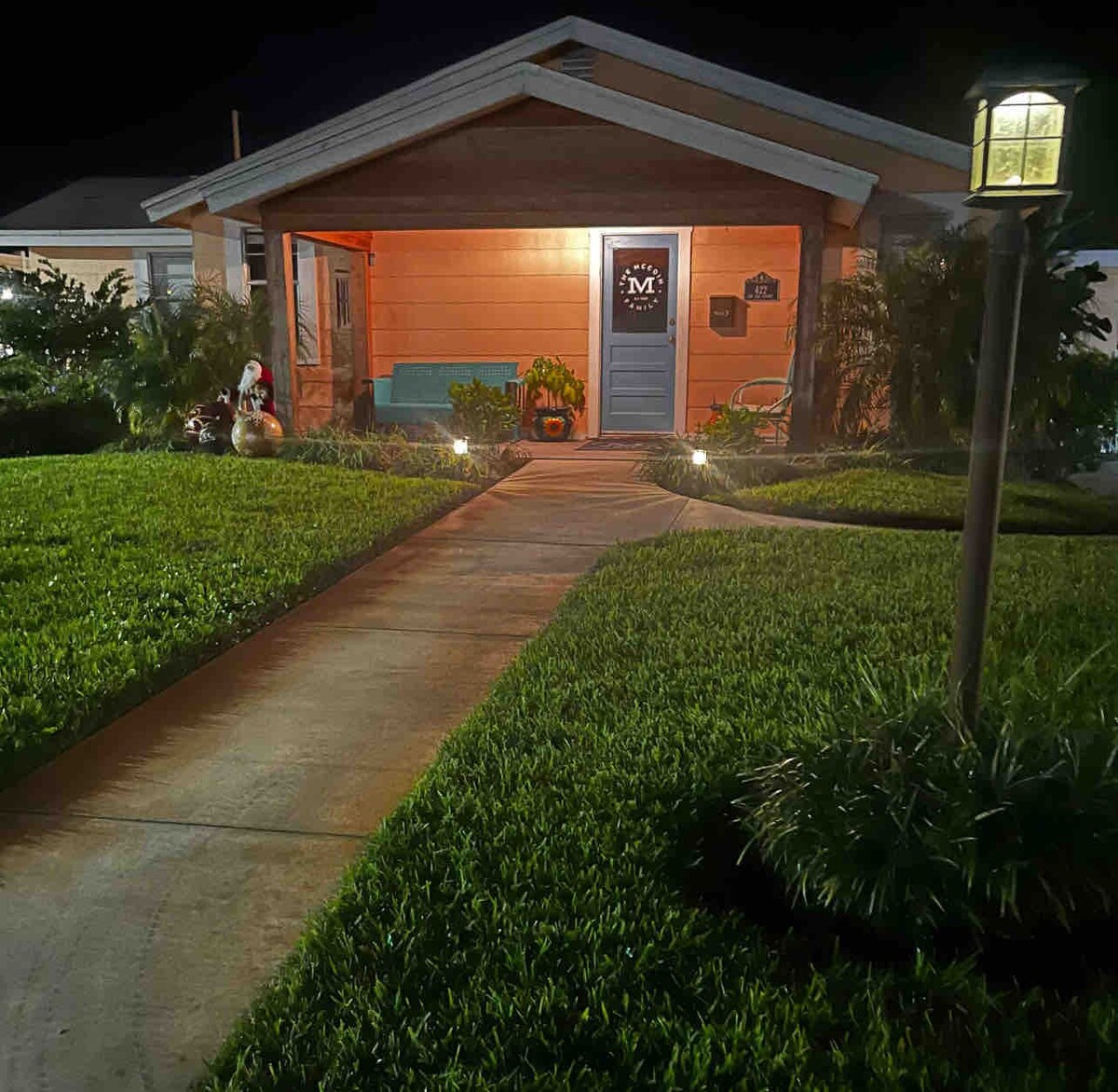 Home in Okeechobee/ Middle of town/ HOT TUB!