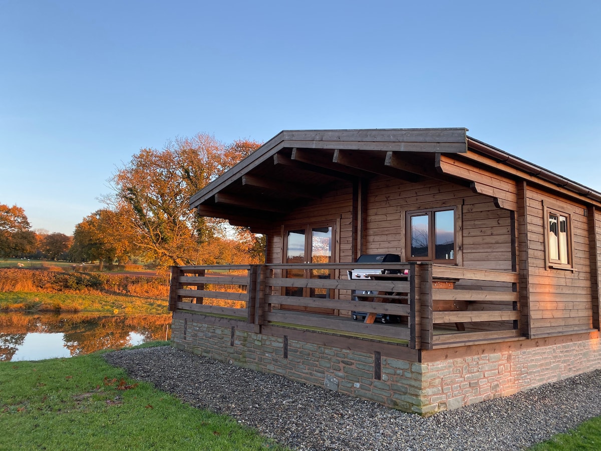 红木小屋（ Redwood Lodge ） ，坐落在什罗普郡山（ Shropshire Hills ）之间