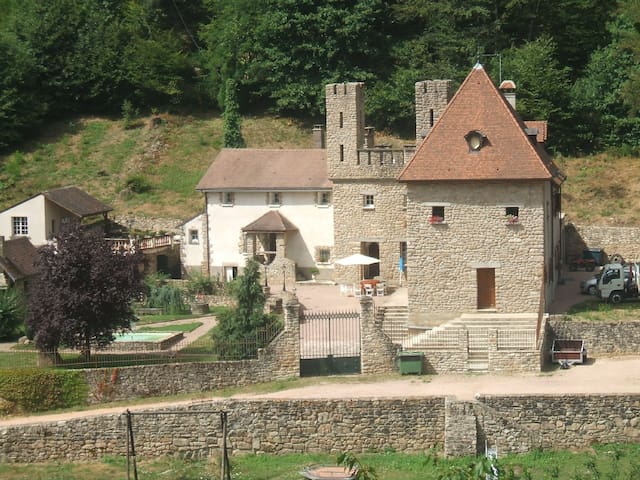 Saint-Sernin-du-Bois的民宿