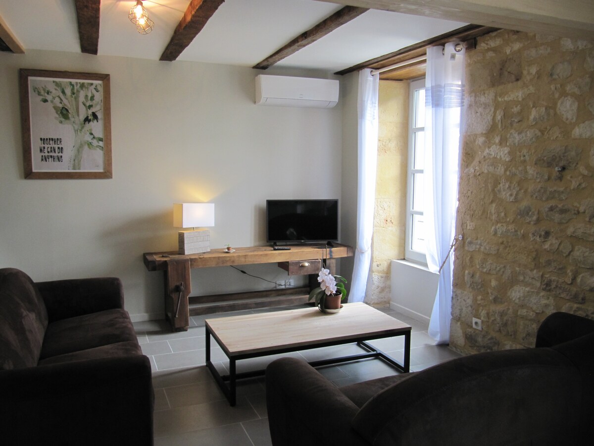 Bright apartment in the village of Monpazier