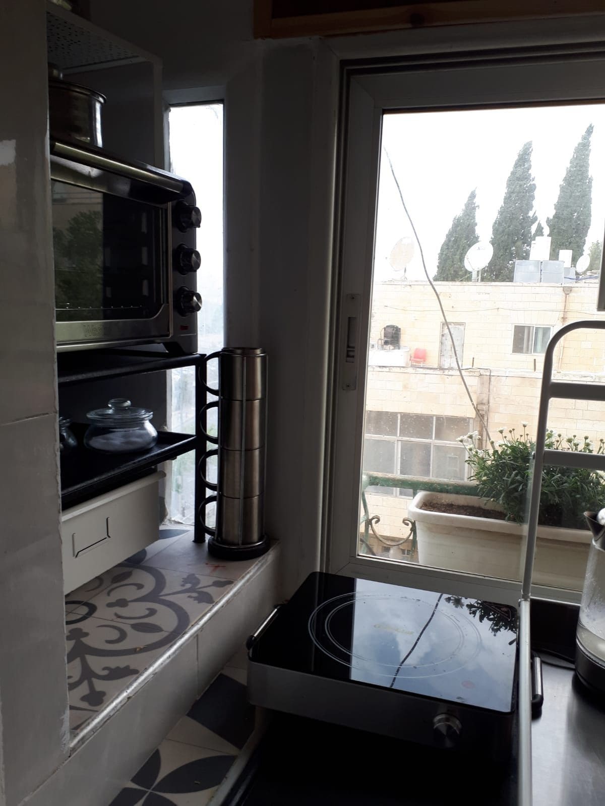 在耶路撒冷出租公寓，家具品味高雅，优质，用餐区，小厨房，太阳能热水器，无序景观，风扇，空调， Camille ，