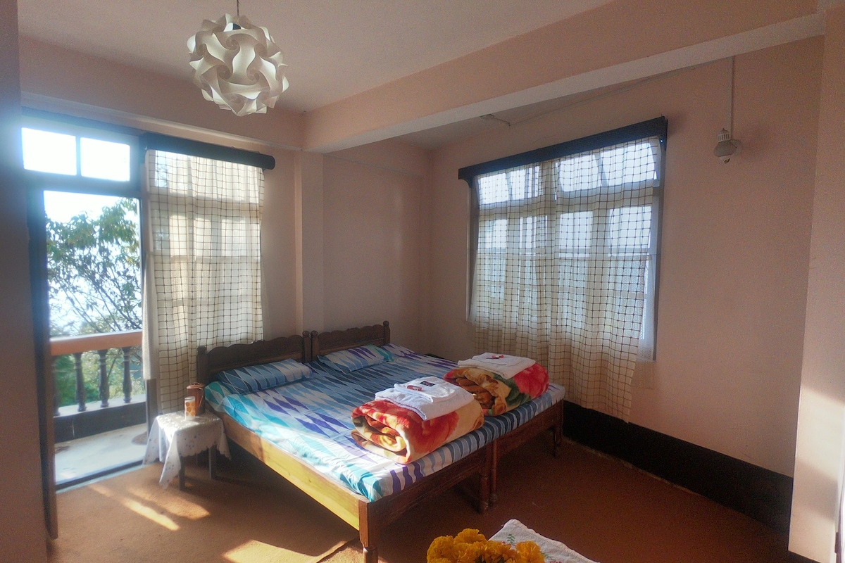 Dbl bed with bath and balcony@Rimbick Farmstay