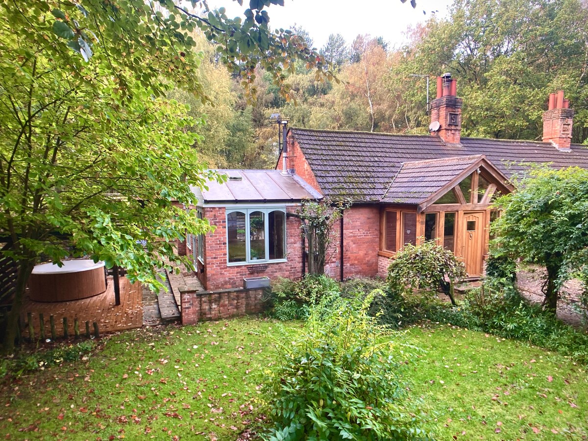 In the ❤️ of Sherwood Forest, cosy cottage for 12