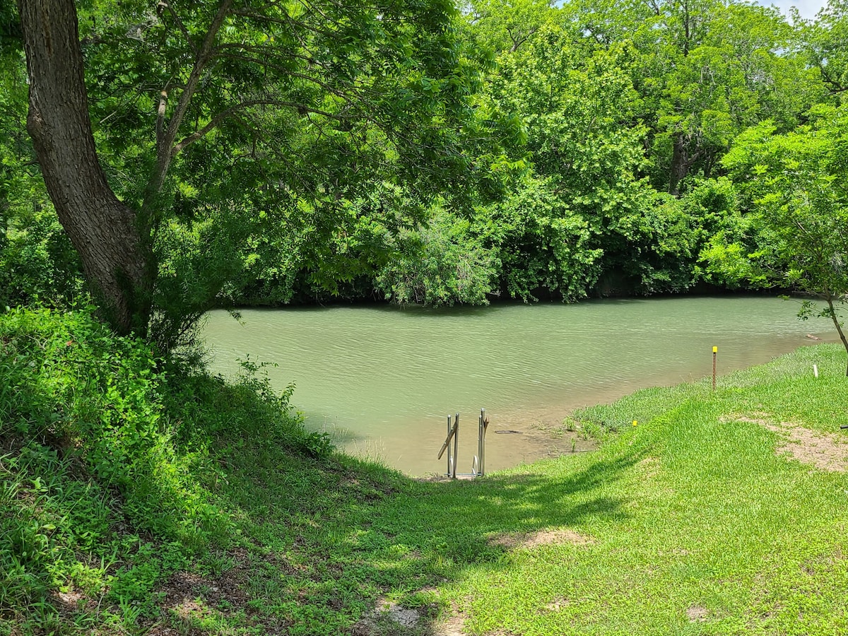 Cute cabin on San Marcos River