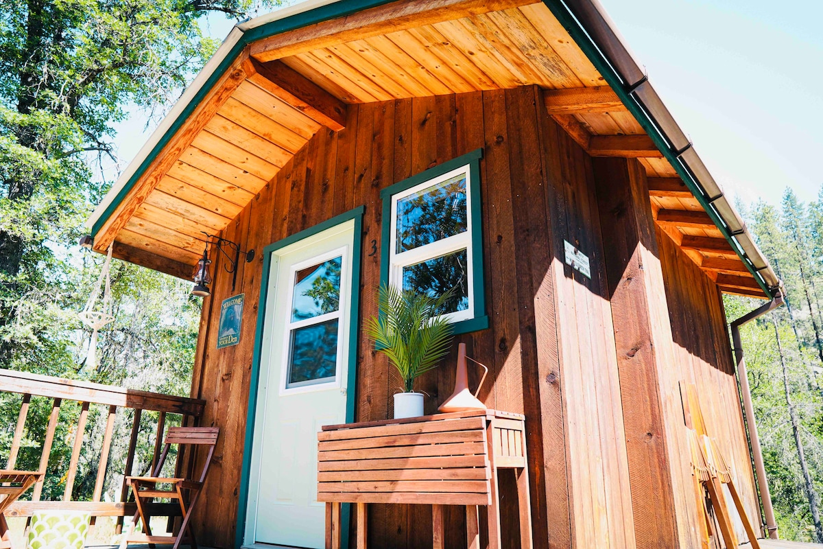 Luxurious & Unique Creek-side Cabin Retreat!