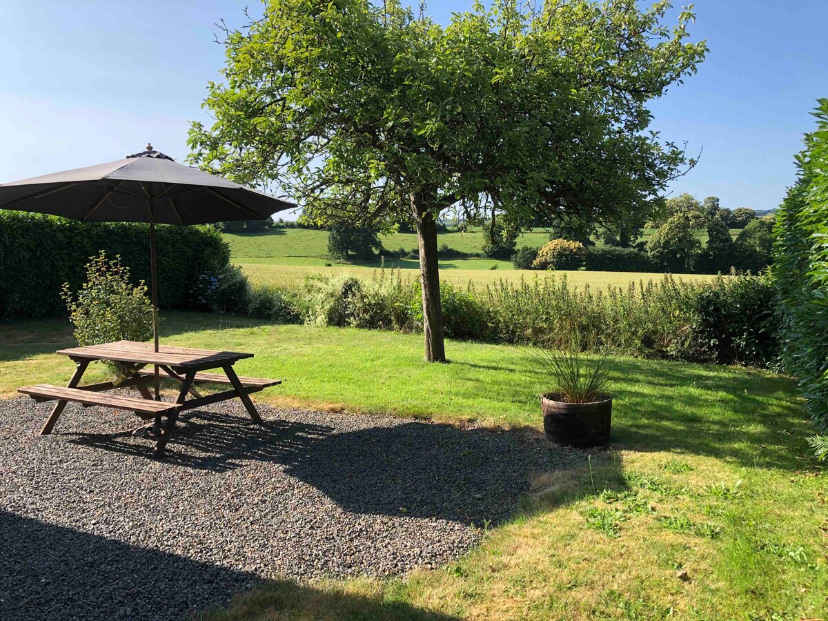 Daisy cottage with seasonal heated swimming pool