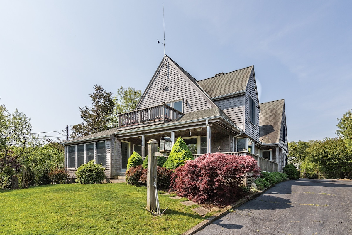 Chic Farm House with a Lakeview