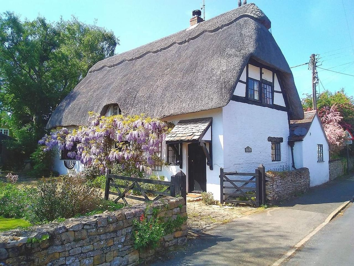 Charming Thatched Cottage in Peaceful Cotswolds