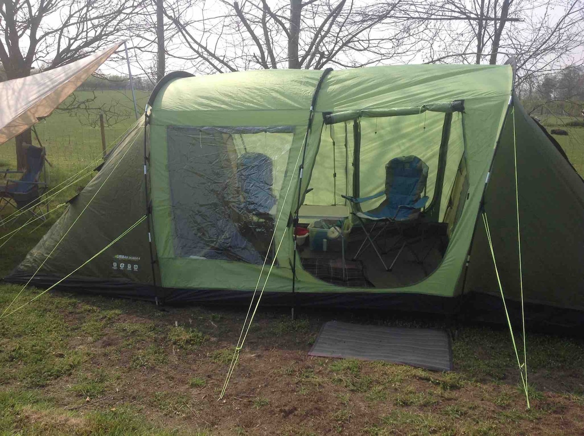 一个设备齐全的大型4个出生帐篷。
