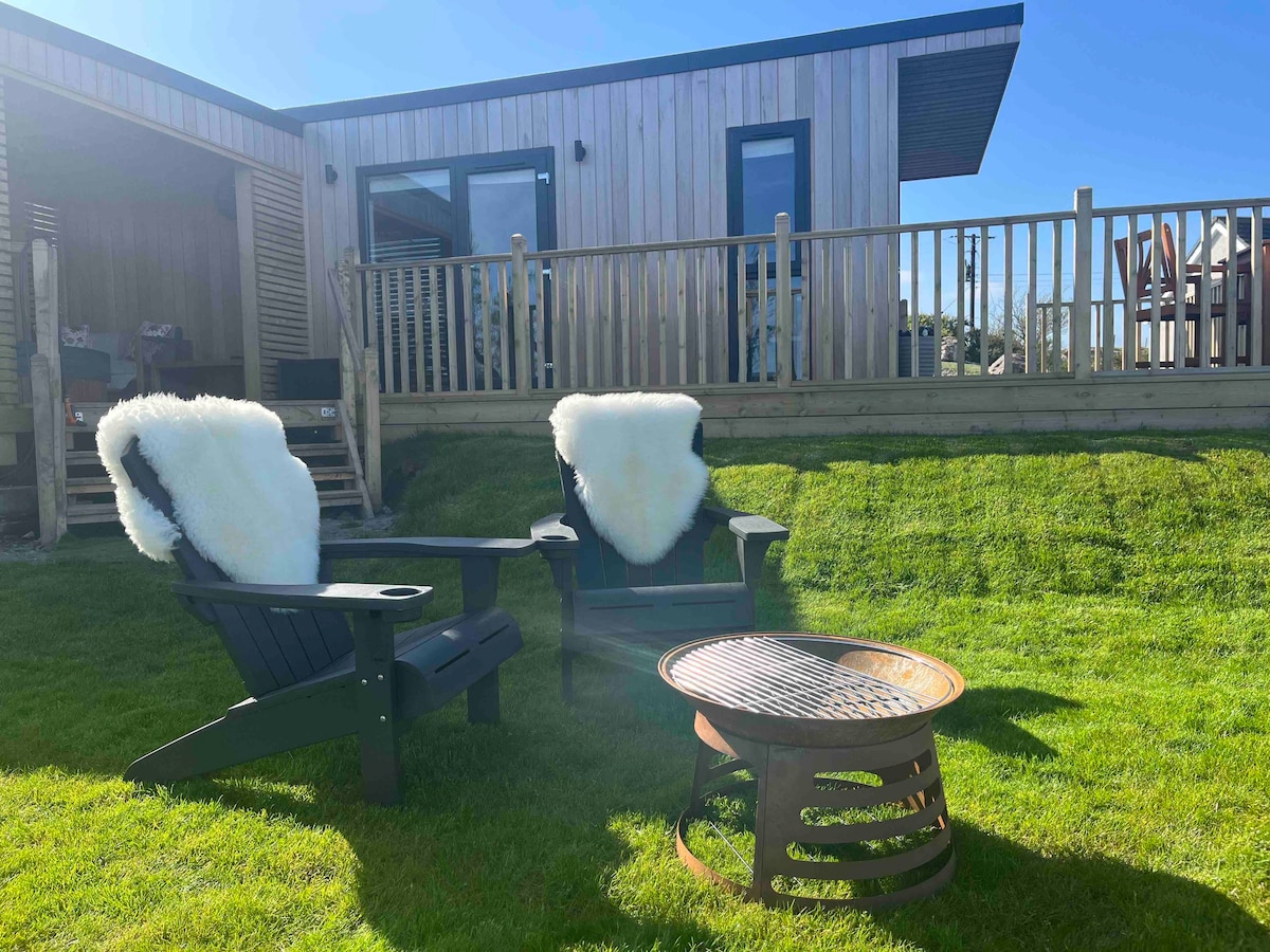 The Grimsay Cabin with wood fired Hot tub