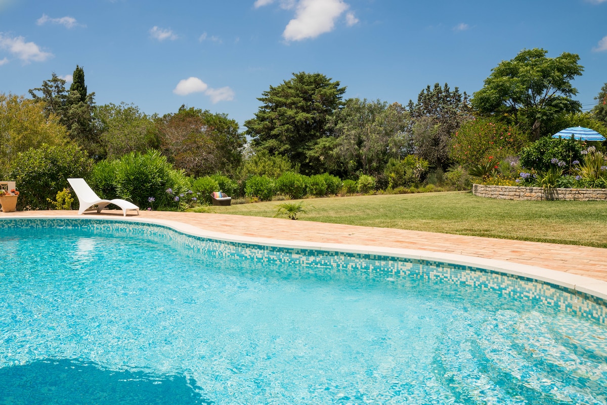 B&B, piscine, beau jardin, vue mer