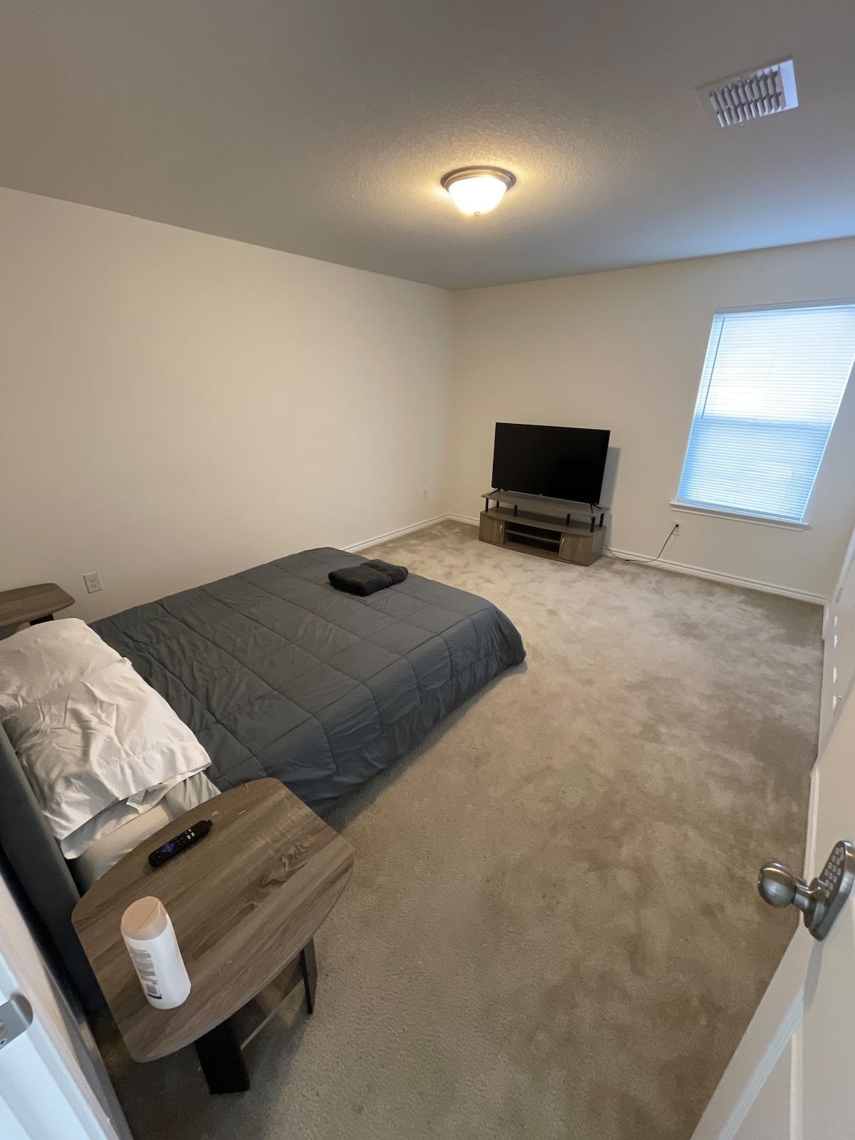 Private Bedroom - Near Lankland AFB & Sea World