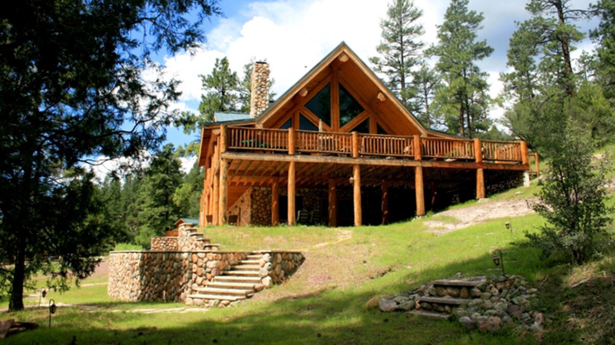 White Mountain Cabin Retreat on 24.4 acres & lake"