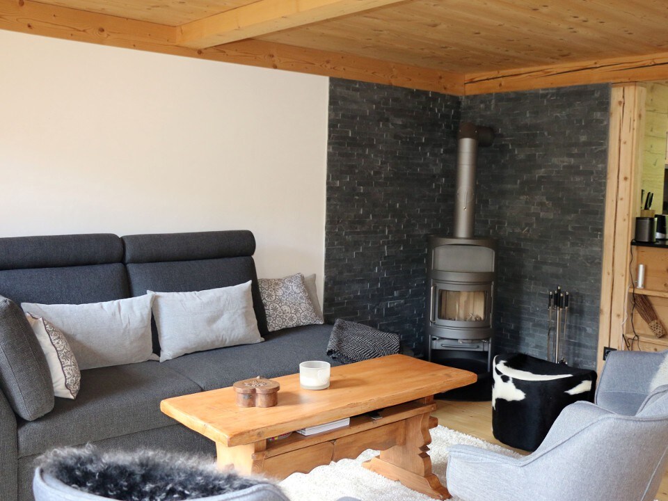 位于Rougemont/Gstaad的舒适装修度假木屋