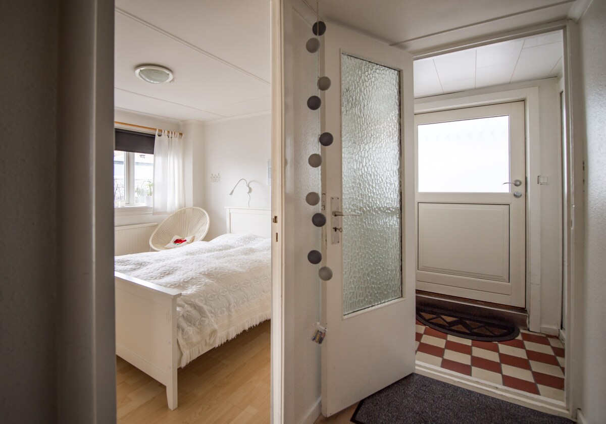 位于Klaksvík中心的舒适小公寓