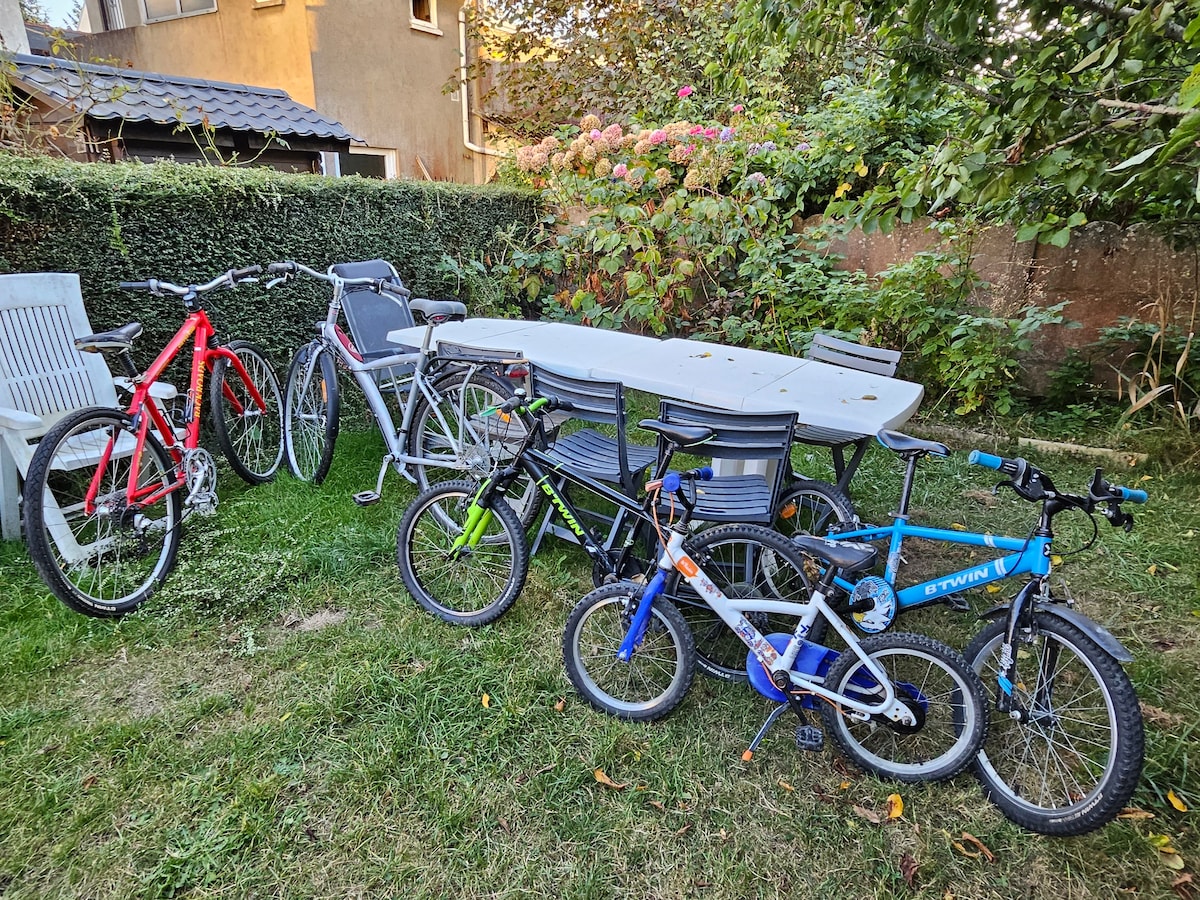 Maison spacieuse avec jardin et vélos