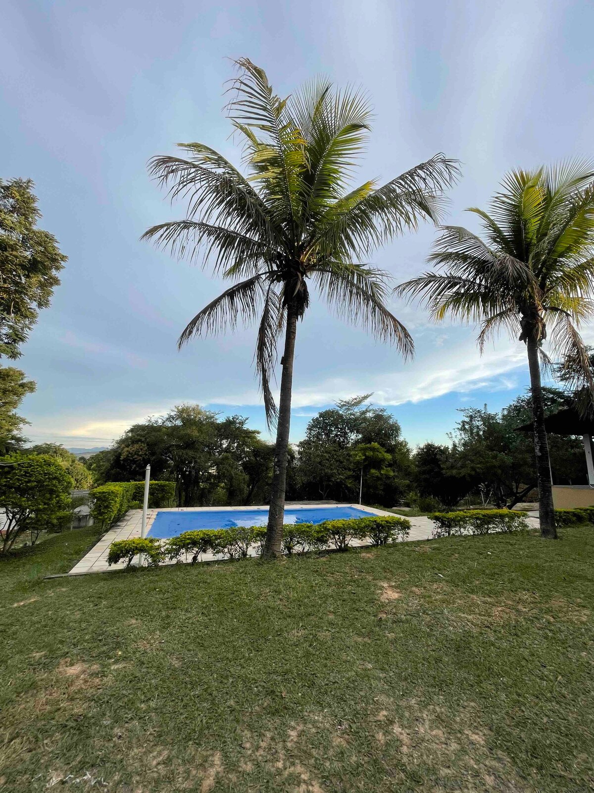 Casa de sítio com piscina e campo de futebol