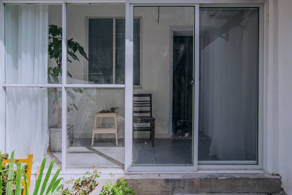 院子里望向阳台.一面非常大的落地窗