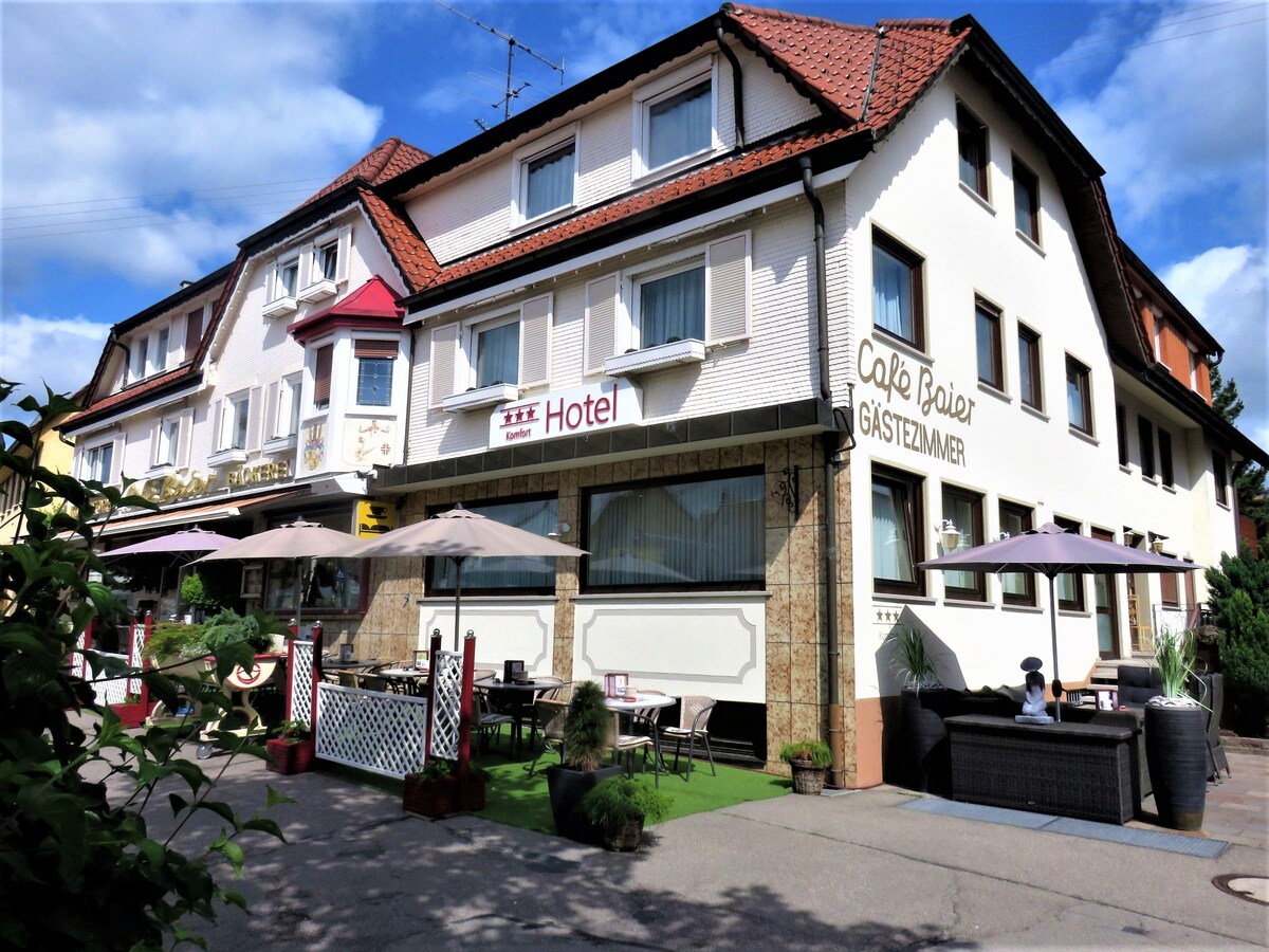 Hotel Conditorei Cafe Baier （ Schömberg ） ，标准单人房，配备早餐、淋浴和马桶
