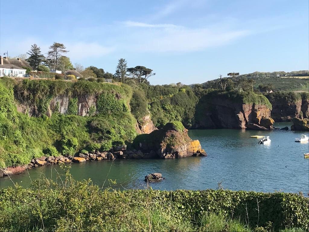 位于风景如画的邓莫尔东区（ Dunmore East ）的迷人海