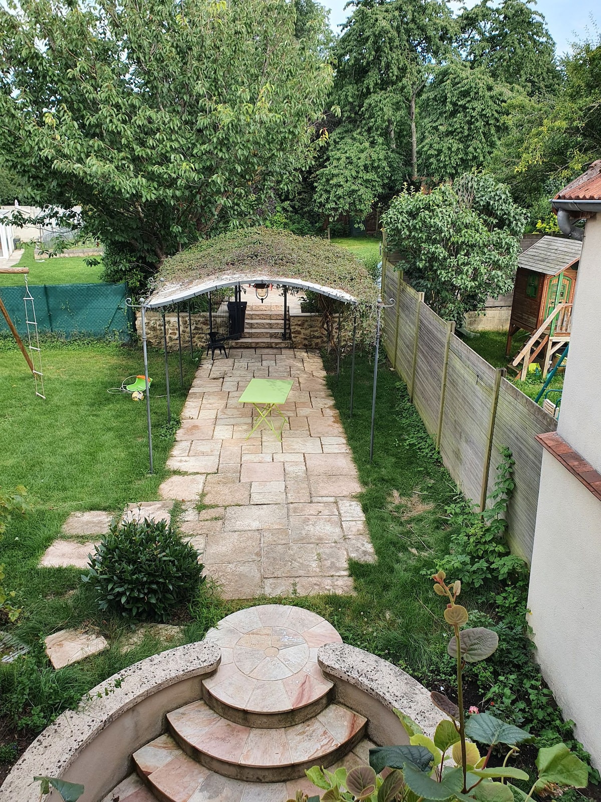 Chambre vue sur jardin à Nanteuil les Meaux