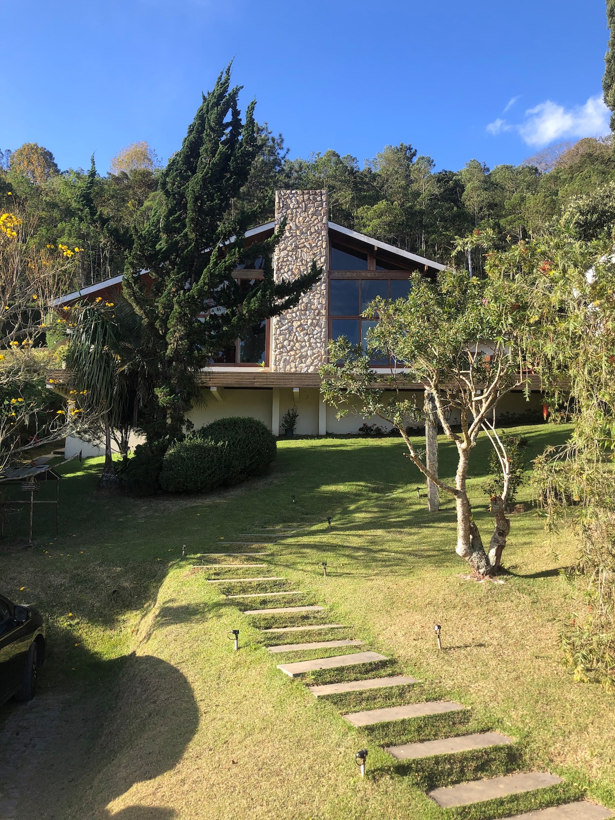 Casa em Pedra Azul, localizada condomínio fechado