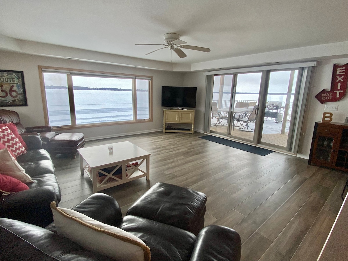 Lake Condo- Spacious 2 bedroom, Best Lake View!