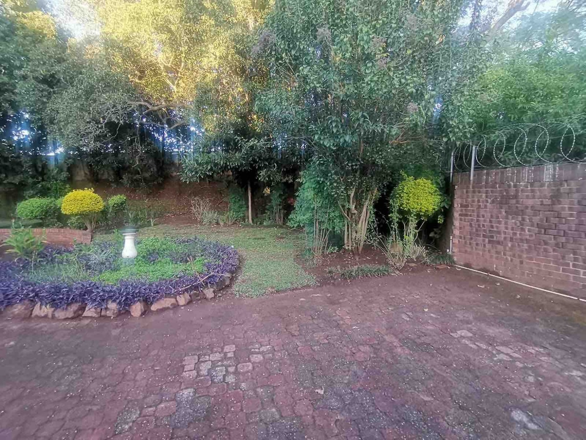 Family home in leafy, green & quiet Kloof (Durban)