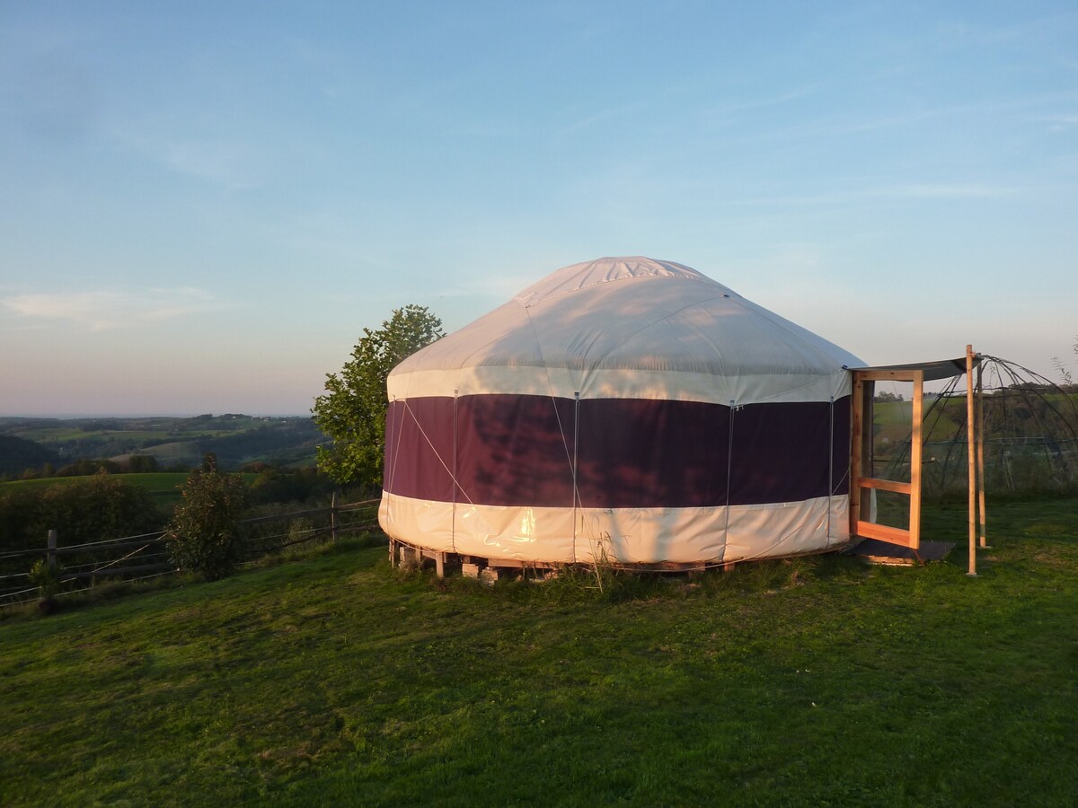 Yourte "La Colline aux quatre Saisons"