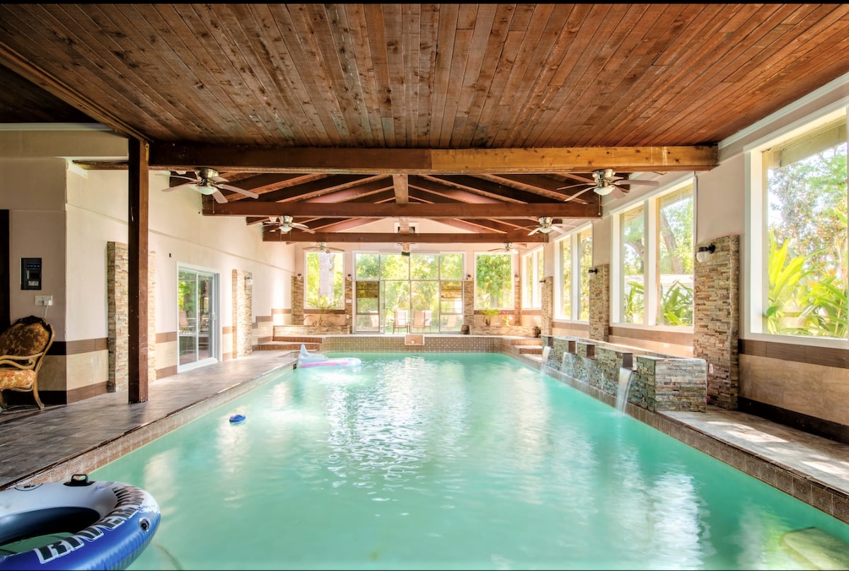 现代客房，带独立加热室内游泳池