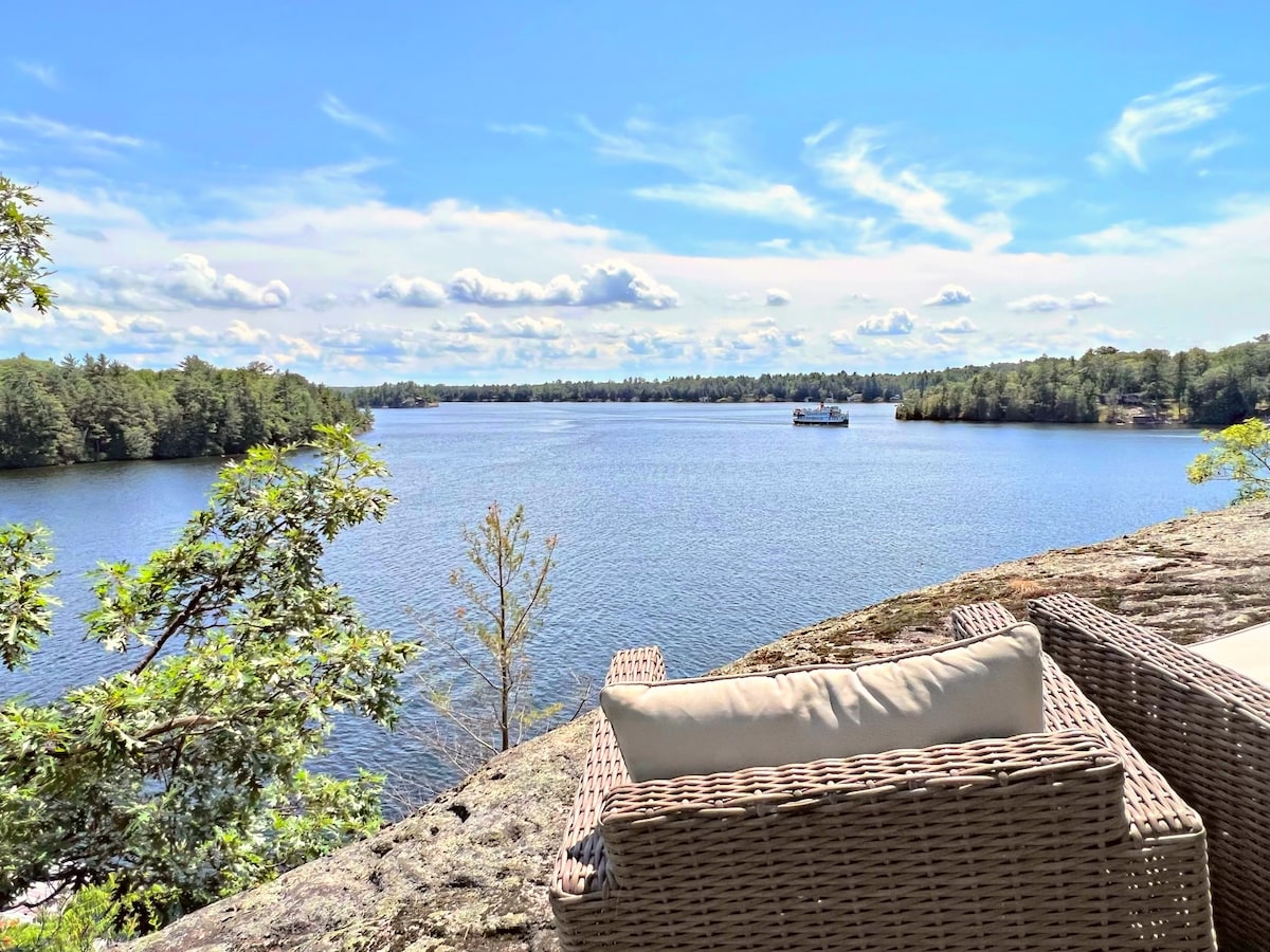 Cozy Waterfront Lake Muskoka Cottage by Cliff Bay