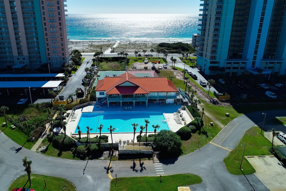 海滨公寓，带令人惊叹的游泳池和轻松的海湾公寓