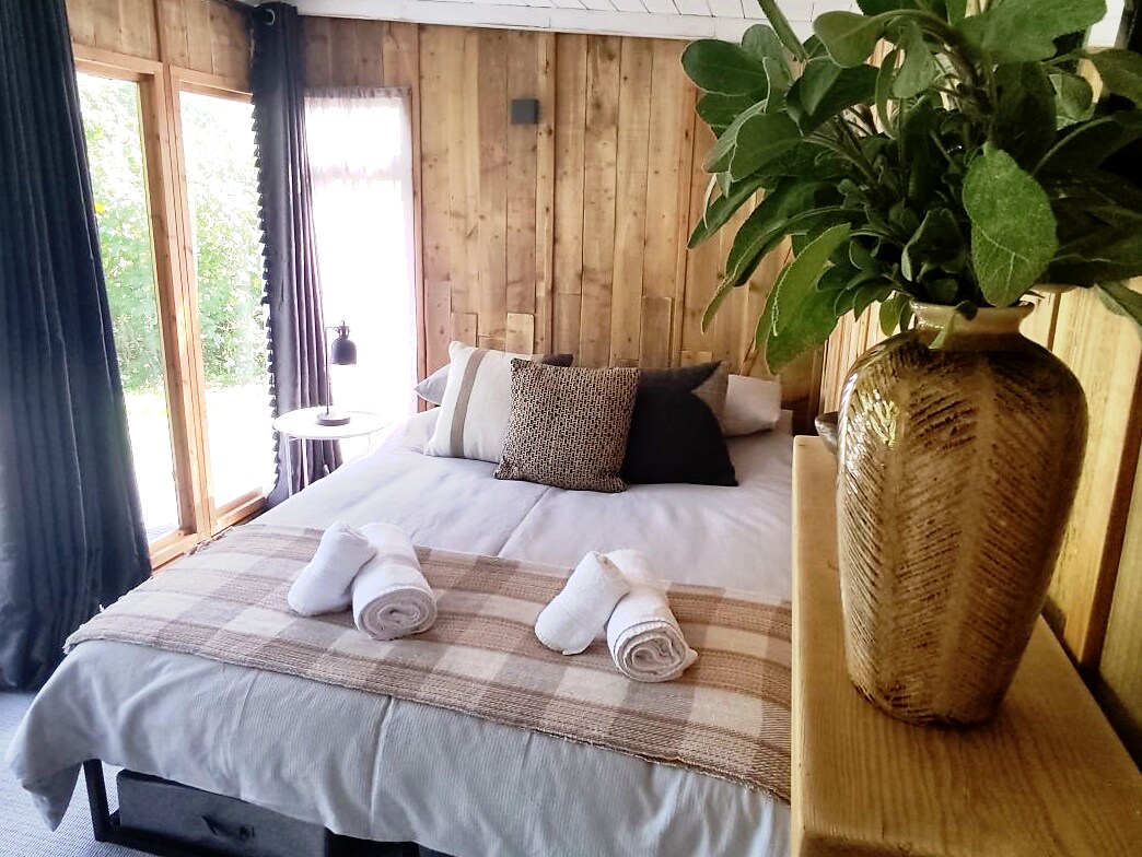 Enjoy nature in orchard glamping cabin near canal
