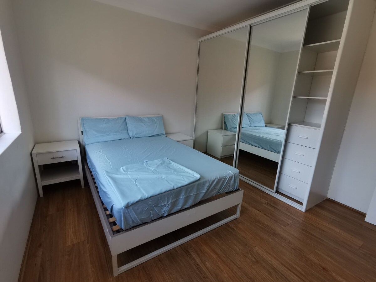 整洁的双卧室公寓，距悉尼奥林匹克公园仅几步之遥